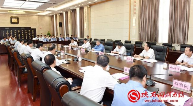 9月16日，省委常委、省委政法委书记祝列到韩城市，就平安建设、政法维稳等工作进行调研。图为在韩城市工作汇报会上听取情况汇报并作重要讲话。记者杨青山摄