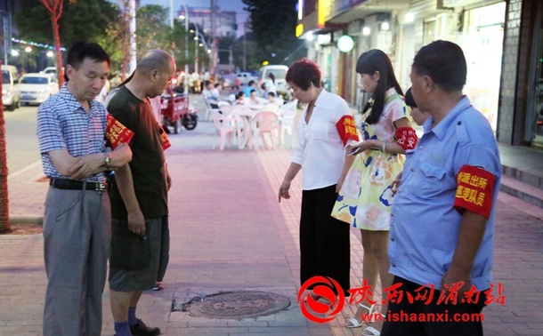 红袖标巡逻队在辖区巡逻