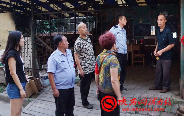 与社区工作一起检查防炎安全