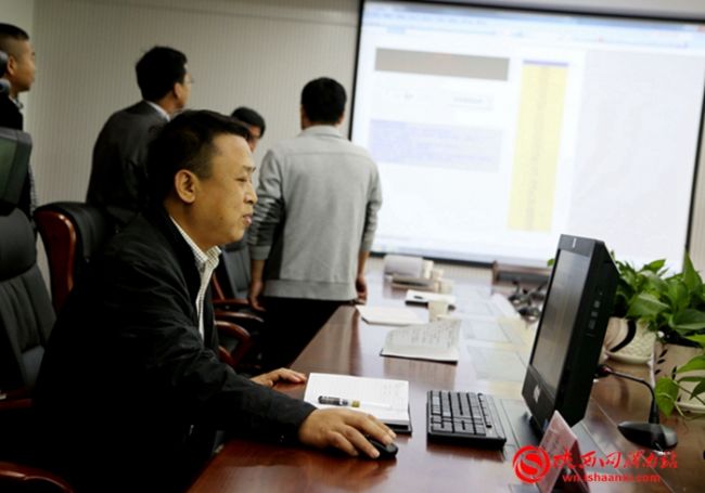 市司法局副局长薛宏志在电脑上点动鼠标选定人民陪审员