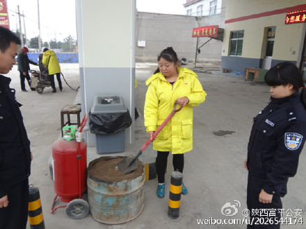 富平县公安局曹村派出所民警积极开展消防安全大检查行动。