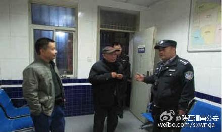 临渭区公安解放派出所民警顺利的联系到老人的儿子。
