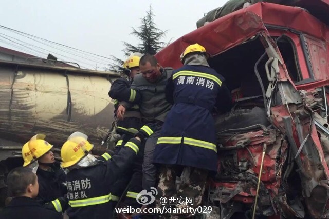 两车相撞1人被困 富平消防破拆救人。