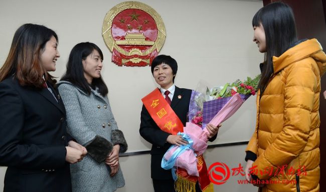 1月22日，白水县人民法院任花勤荣获“全国优秀法官”载誉归来的第二天，渭南市中级人民法院召开座谈会，传达全国法院工作先进表彰大会盛况，座谈任花勤先进事迹。图为参加座谈会的部分法官代表同任花勤交流工作经验。