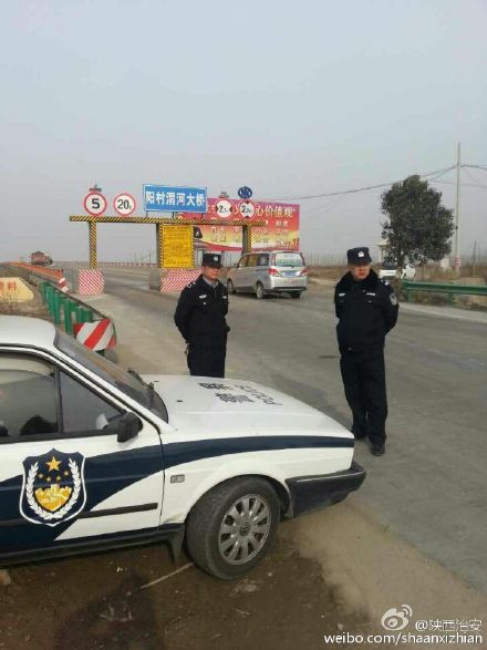 华阴市公安局组织民警全天24小时在华阴各个进出路口严查非法运输烟花爆竹车辆。