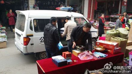 大荔县东关派出所便衣民警抓获了一伙利用摸奖，在街头进行诈骗的违法人员。 (1)