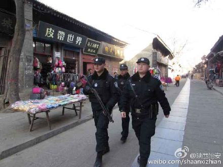 韩城金城派出所在保持警力的情况下，又安排协警配合民警进行巡逻检查。