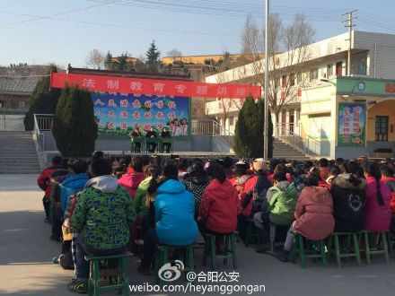 合阳县洽川派出所民警走进辖区洽川中心小学开展了法制教育讲座。