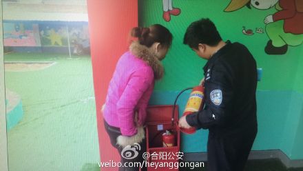 合阳县九龙派出所民警深入辖区幼儿园开展消防安全检查。