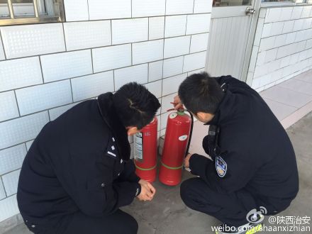 合阳公安局洽川派出所深入辖区加油站开展消防检查。