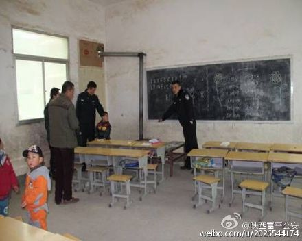 富平薛镇派出所组织民警看望留守儿童。