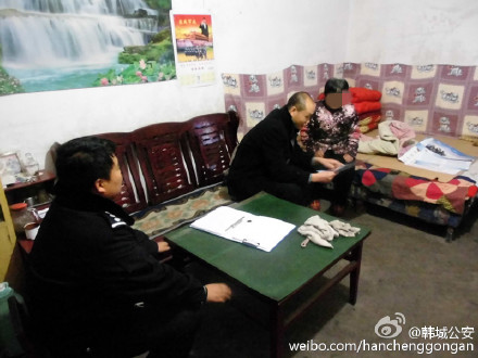 韩城昝村派出所民警在所领导的带领下，深入辖区看望并慰问困难孤寡老人。