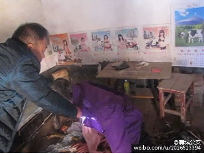 蒲城县桥陵派出所救助老人。