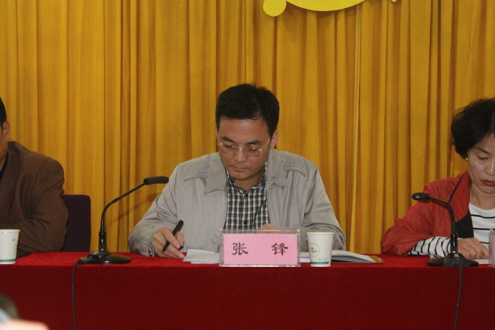 县委常委,常务副县长张锋主持会议.